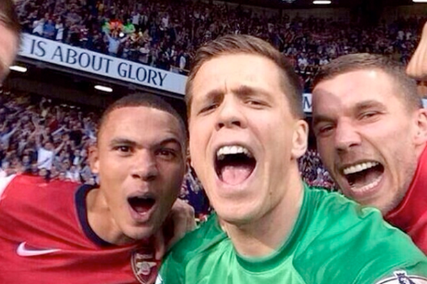 Sau khi Arsenal đánh bại Tottenham với tỷ số 1-0, thủ thành Szczesny đã kéo hai đồng đội là Lukas Podolski và Kieran Gibbs ra làm bức ảnh tự sướng. Hành động của ba Pháo thủ sau đó đã vấp phải sự chỉ trích dữ dội từ người hâm mộ Tottenham.