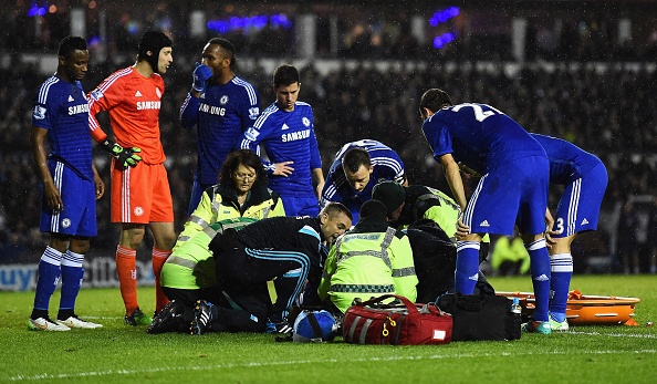 Zouma dinh chan thuong nang sau pha va cham voi Petr Cech hinh anh