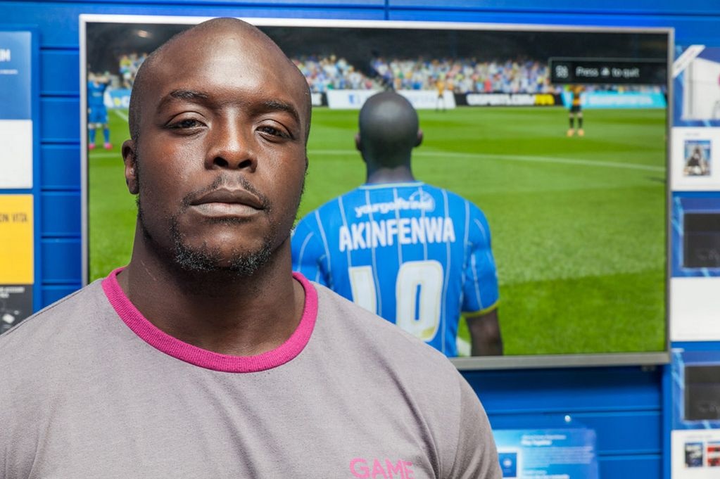Akinfenwa là cầu thủ bóng đá người Anh, thi đấu ở vị trí tiền đạo, năm nay 32 tuổi, cao 1m80 nhưng sở hữu thân hình quá khổ với sức nặng trên 100 kg. Tại FIFA 14, Akinfenwa cũng được đánh giá là cầu thủ mạnh nhất. Nhưng trong phiên bản mới cầu thủ thuộc biên chế Wimbledon đứng thứ 10 với 62 điểm.