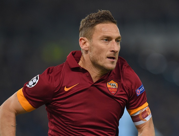 Khi đề cập tới cầu thủ trung thành nhất, cái tên Francesco Totti chắc chắn được nhắc đến đầu tiên. Tiền vệ tấn công 38 tuổi gia nhập AS Roma từ năm 1993, và sau 21 năm anh vẫn đang là một trong những trụ cột của sân Olimpico, không chỉ về mặt tinh thần mà còn cả chuyên môn. Totti đã đeo băng đội trưởng của Roma được 14 năm, biến anh thành huyền thoại vĩ đại trong lịch sử đội bóng.