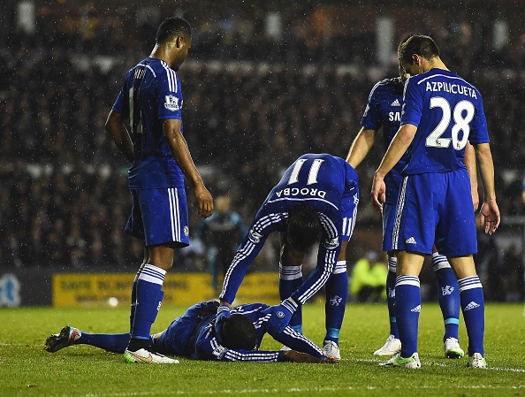 Trung ve Chelsea nam bat dong sau pha va cham voi Petr Cech hinh anh