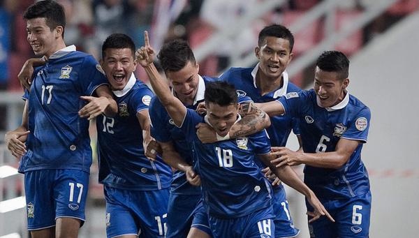 Thai Lan 2-0 Malaysia: Nguoi Thai dat mot tay vao chiec Cup hinh anh