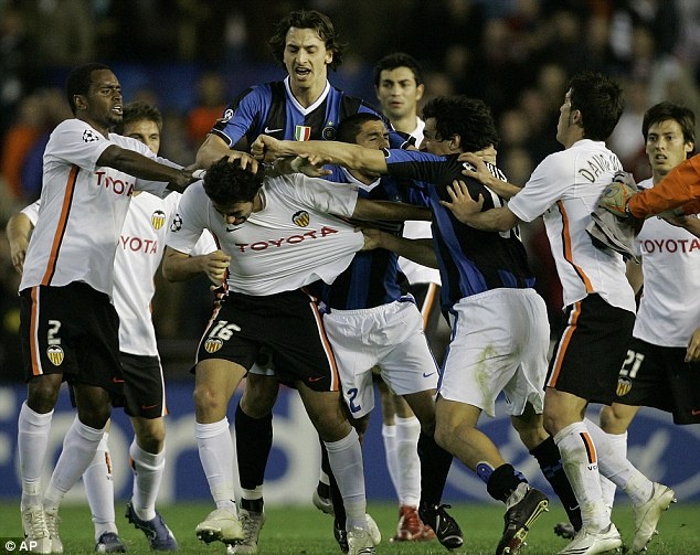 Nhung khoanh khac gay lon cua Ibra tren san co hinh anh