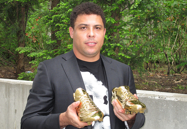 Ronaldo là một trong những huyền thoại của bóng đá thế giới. Ông là người góp công nhiều nhất vào chức vô địch World Cup 2002 của Selecao với 8 pha lập công, qua đó giành luôn danh hiệu Chiếc giày vàng World Cup. Trong sự nghiệp thi đấu của mình, Ronaldo giành mọi danh hiệu ngoại trừ chức vô địch Champions League và Copa Libertadores.