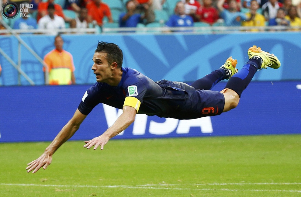 Van Persie có một kỳ World Cup thành công của đội tuyển Hà Lan, nhưng phong độ của anh trong màu áo Manchester United ở 2 mùa giải gần đây là không thật sự thuyết phục. Điểm số 88 mà FIFA chấm có lẽ để 