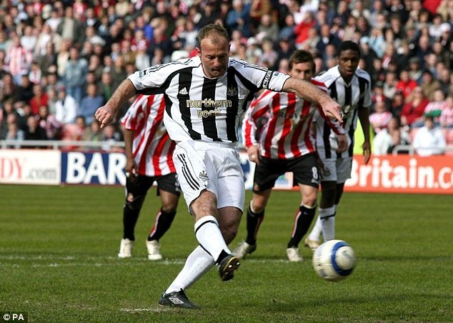 Cu volley chay luoi Leicester cua Alan Shearer hinh anh