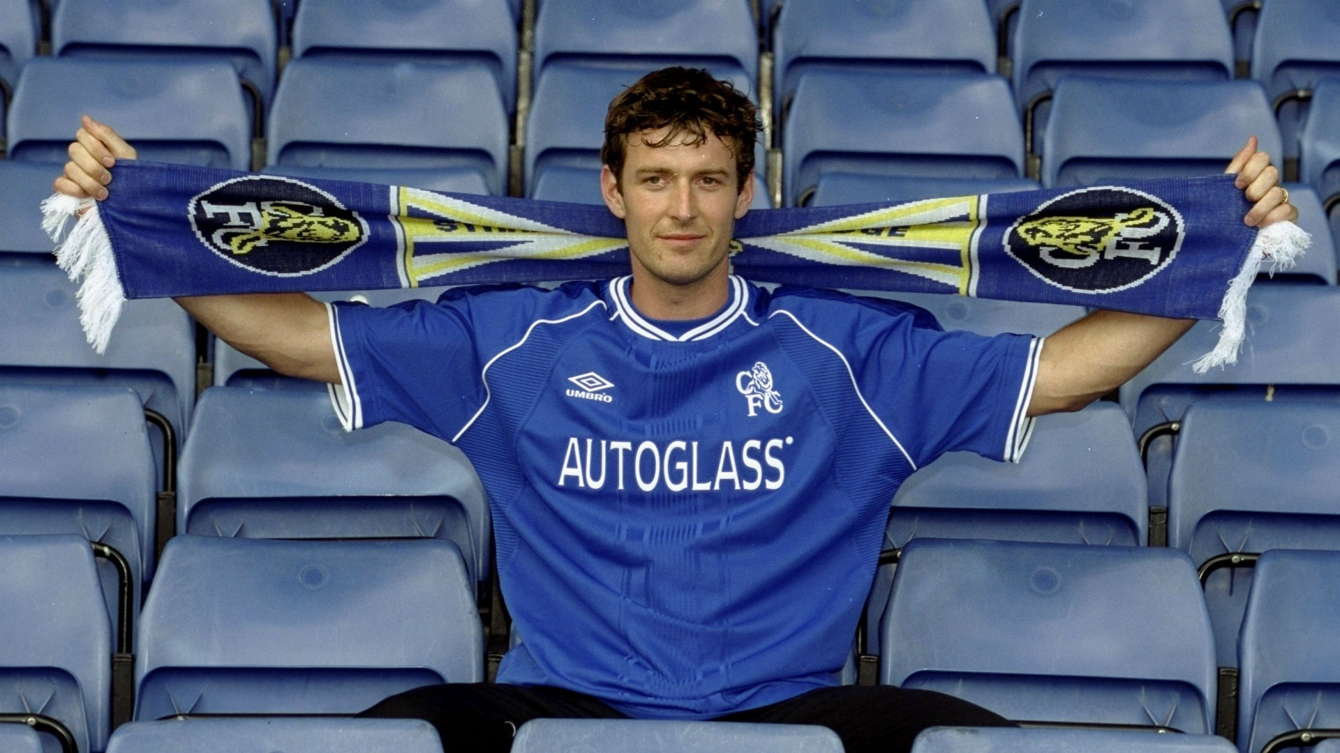 Sutton tỏa sáng rực rỡ trong màu áo Blackburn. Tuy nhiên, sau khi gia nhập Chelsea với mức phí 10 triệu bảng, cựu tiền đạo người Anh chỉ còn là cái bóng của chính mình. Anh ghi vỏn vẹn 1 bàn sau 28 trận tại Premier League. Quá thất vọng, BLĐ The Blues quyết định tống khứ Sutton sang Celtic chỉ sau một mùa giải.