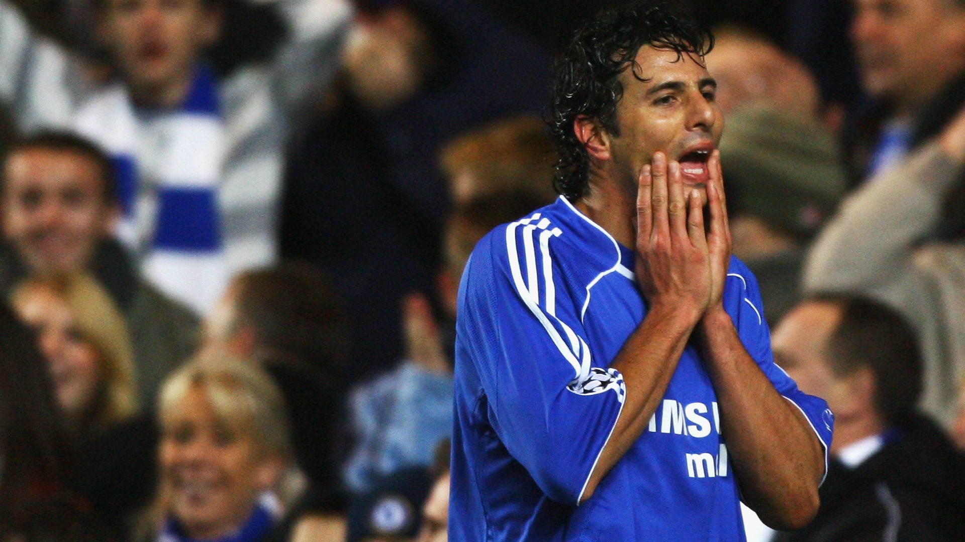 Pizarro gia nhập Chelsea năm 2007 theo bản hợp đồng 4 năm. Tiền đạo người Peru đánh dấu màn ra mắt The Bleus bằng pha lập công vào lưới Birmingham. Tuy nhiên, 31 trận sau đó anh cũng chỉ ghi 1 bàn thắng. Kết quả là chân sút 36 tuổi bị đẩy sang Werder Bremen chỉ sau 1 mùa giải chơi bóng tại Stamford Bridge.