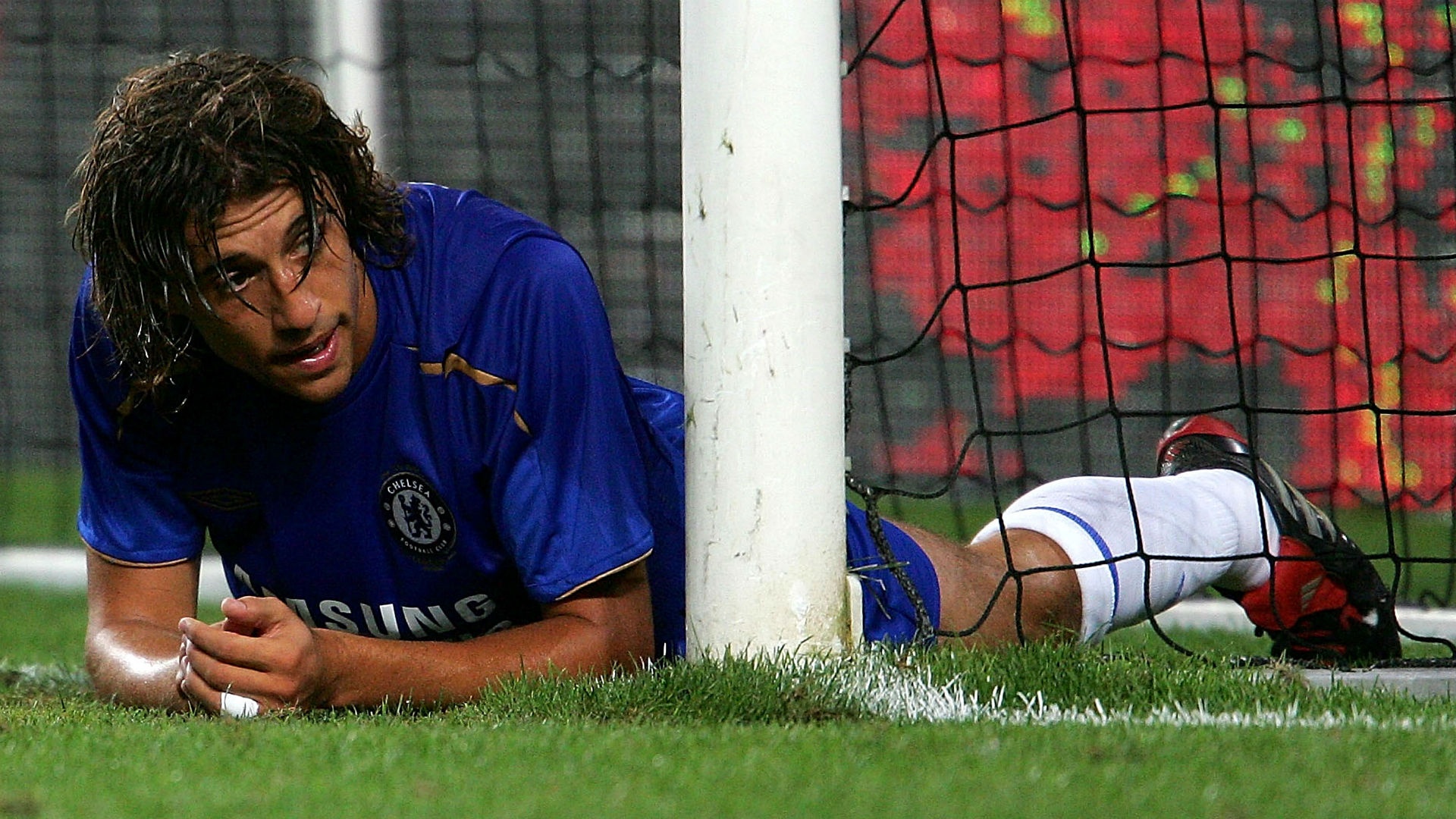 Năm 2003, Chelsea bỏ ra 16,8 triệu bảng để chiêu mộ Crespo từ Inter Milan. Tuy nhiên, tại Stamford Bridge, tiền đạo người Argentina lại không đáp ứng được sự kỳ vọng của ban lãnh đạo The Blues cho dù ghi 35 bàn/73 lần ra sân. Anh từng bị đem cho AC Milan và Inter Milan mượn trước khi bị đẩy hẳn về Inter năm 2008.