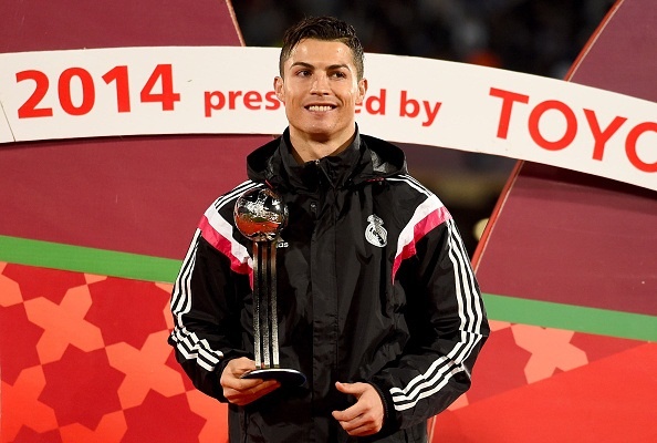 Ronaldo cuoi guong khi nhan Qua bong bac hinh anh