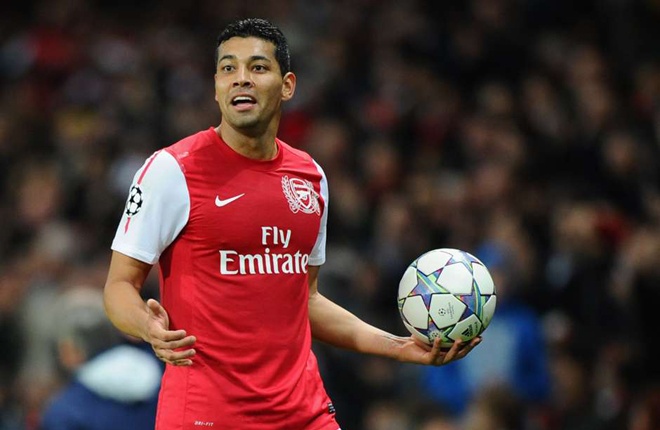 Santos được HLV Wenger mua về với kỳ vọng thay thế Gael Clichy, cầu thủ trước đó vừa chuyển sang khoác áo Man City. Tuy nhiên, sự chậm chạp và thiếu tinh tế của ngôi sao người Brazil không ít lần đẩy Pháo thủ rơi vào cảnh khốn đốn. Cựu cầu thủ Fenerbahce bị đẩy về Brazil sau 2 năm gây thất vọng tại Emirates.