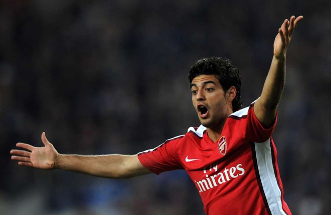 Vela được đánh giá là một trong những sao mai ưu tú nhất của lò đào tạo trẻ Arsenal. Nhưng đây là ngôi sao không chịu tỏa sáng nên anh thường xuyên bị đem cho mượn ở các CLB như Celta Vigo, Salamanca, Osasuna, West Brom và Real Sociedad. Dẫu vậy, sau khi chia tay Pháo thủ để gia nhập Real Sociedad, chân sút người Mexico lại chơi rất thuyết phục.