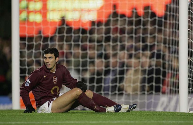 Reyes gia nhập Arsenal với giá 10,2 triệu bảng từ Sevilla, có thể tăng lên 17 triệu bảng nếu chơi thành công. Dẫu vậy, Pháo thủ đã không có cơ hội trả thêm tiền cho Sevilla bởi cầu thủ chạy cánh 31 tuổi chơi quá thất vọng. Trong 3 mùa giải thi đấu tại Emirates, Reyes ghi vỏn vẹn 6 bàn sau 44 lần ra sân.