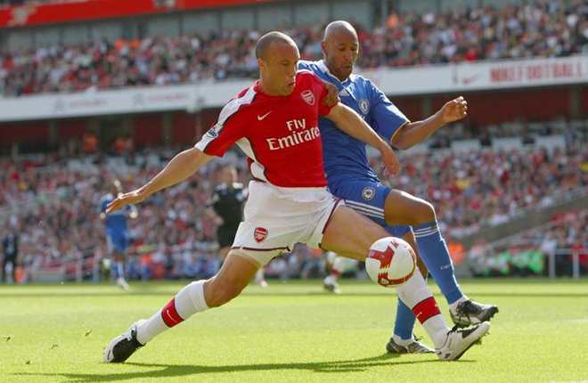 Cho dù thi đấu khá ấn tượng trong màu áo Manchester United nhưng khi chuyển sang thi đấu cho Arsenal, cựu tuyển thủ Pháp lại gây thất vọng lớn. Silvestre thường xuyên có những pha xử lý bóng vụng về nên bị ông thầy đồng hương Wenger bán đứt cho Bremen năm 2010.