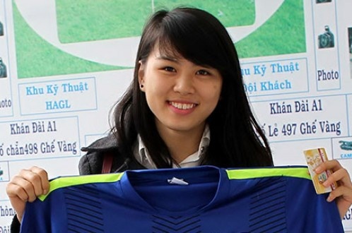 Một nữ CĐV hào hứng khoe áo thi đấu được tặng sau khi mua vé năm - Ảnh: Minh Trần.