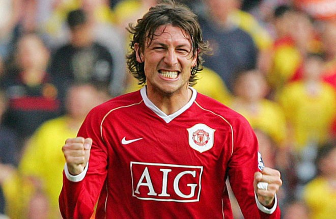 Trong 18 năm gắn bó với sự nghiệp quần đùi áo số, Heinze kinh qua gần như tất cả các giải đấu hàng đầu châu Âu như Tây Ban Nha, Anh, Pháp, Italia, Bồ Đào Nha, thi đấu tổng cộng 421 trận, ghi 23 bàn thắng. Ở cấp độ đội tuyển quốc gia, cựu ngôi sao 36 tuổi ghi 3 bàn sau 73 trận khoác áo Argentina. Heinze từng giành 1 chức vô địch Premier League, 1 La Liga, 1 Ligue 1 và 2 lần về nhì tại Copa Ameriaca.