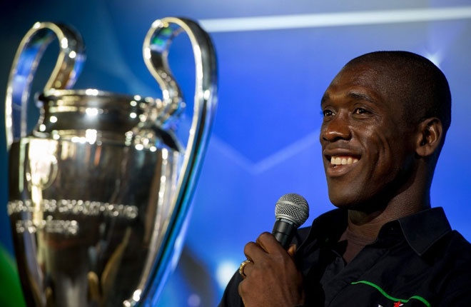 Sau 22 năm thi đấu bóng đá đỉnh cao, huyền thoại bóng đá Hà Lan, Clarence Seedorf quyết định giải nghệ với với bảng danh hiệu mà bất cứ cầu thủ nào cũng phải thèm muốn. Seedorf là người duy nhất từng giành 4 danh hiệu Champions League trong màu áo 3 đội bóng khác nhau (Ajax, Real, Milan). Ngoài ra anh còn giành rất nhiều danh hiệu khác tại Hà Lan, Tây Ban Nha và Italia. Trong cả sự nghiệp, cựu cầu thủ sinh năm 1976 ghi 135 bàn thắng sau 889 trận ra sân cấp CLB và 11 bàn sau 87 trận cho đội tuyển Hà Lan.