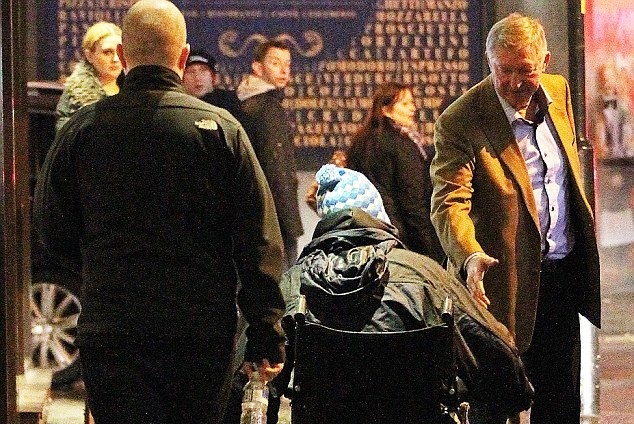 Sir Alex bat tay nguoi an xin giua pho hinh anh