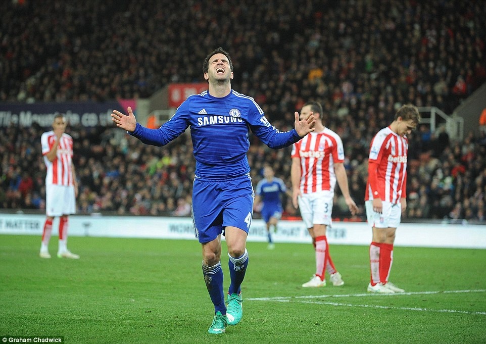 Kien tao va ghi ban, Fabregas giup Chelsea ha Stoke City 2-0 hinh anh