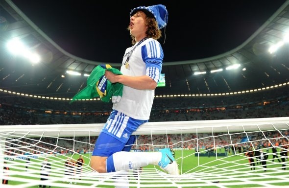 David Luiz say mem om ap phong vien cua TV Italia hinh anh