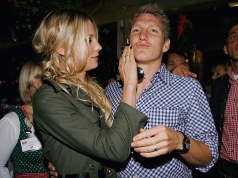 Giống Rooney, Schweinsteiger cũng là cầu thủ rất thích hát mỗi khi có chút men trong người. Trong kỳ nghỉ với cô bạn gái cũ Sarah Brandner sau khi kết thúc World Cup 2014, tiền vệ đội phó của Bayern Munich lúc đó đã khá say khi nốc rất nhiều rượu trong quán bar và cao hứng lên trổ tài ca hát. Song dường như màn trình diễn của Schweinsteiger đã hơi thái quá khi anh dùng những lời thóa mạ với CLB Dortmund khi ví đội bóng này 