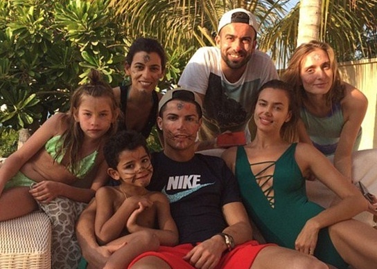 Ronaldo khoe anh mat meo cung con trai va ban gai hinh anh
