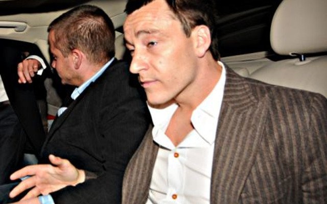 Không chỉ tài năng trên sân cỏ, cái tên Terry còn khiến NHM nhắc đến rất nhiều ở cuộc sống thường ngày của anh. Đội trưởng của Chelsea nổi tiếng với vụ việc ngủ cùng vợ bạn thân là Wayne Bridge. Tuy nhiên, đó chưa phải là hết bởi cầu thủ 34 tuổi còn là một con 