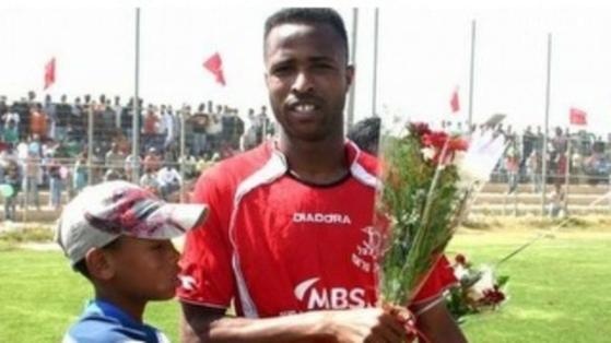 Cau thu bi cam thi dau 99 nam vi du 2 giai dau cung luc hinh anh