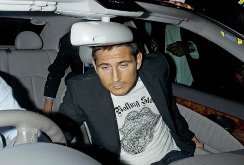 Khi còn là cầu thủ thuộc biên chế Chelsea, Lampard có hành động mất kiểm soát khi chế giễu và chửi rủa một số du khách Mỹ bị mắc kẹt ở sân bay Heathrow sau sự kiện tấn công khủng bố ngày 11/9/2001. 