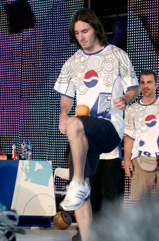 Fabian Soldini, một chuyên gia săn đầu người đã phát hiện ra tài năng của Messi đưa cậu bé này một trái cam và bóng tennis để tâng. Sau 1 tuần Messi tập luyện, ông thấy cậu bé hoàn toàn làm chủ kỹ thuật với 113 lần tâng cam và 120 lần với trái tennis. Soldini sau đó đã gửi đoạn băng tới Barca và cựu HLV của đội bóng khi đó là Carlos Rexach nhanh chóng thuyết phục gia đình Messi và đưa cậu tới Tây Ban Nha.