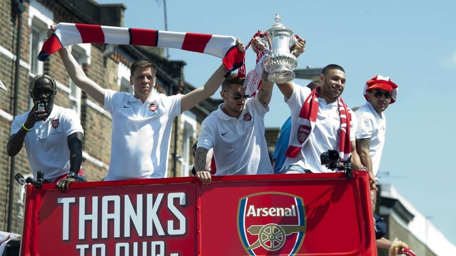 Sau gần một thập kỷ không danh hiệu, Arsenal cuối cùng cũng tận hưởng niềm vui ăn mừng chức vô địch khi đánh bại Hull City trong trận chung kết FA Cup. Người hâm mộ Pháo thủ đổ ra kín các con phố tại Islington để chia vui cùng thầy trò HLV Wenger đồng thời hy vọng đội bóng con cưng tiếp đà khởi sắc. Tuy nhiên, tại giải năm nay, Arsenal thi đấu rất chật vật cho dù đã ném vào thị trường chuyển nhượng mùa hè rất nhiều tiền.