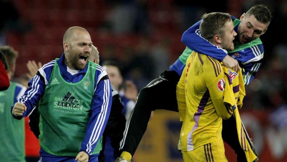 Hy Lạp từng tiến tới vòng 1/8 World Cup 2014, tuy nhiên, CLB này lại gây sốc khi thúc thủ 0-1 ngay trên sân nhà tại vòng loại EURO 2016 diễn ra ngày 15/11. Quá thất vọng vì kết quả trên, Liên đoàn bóng đá Hy Lạp quyết định sa thải Claudio Ranieri sau khi trận đấu trôi qua chưa đầy 12 giờ. Trong khi đây là chiến thắng đầu tiên của Đảo Faroe sau 3 năm.