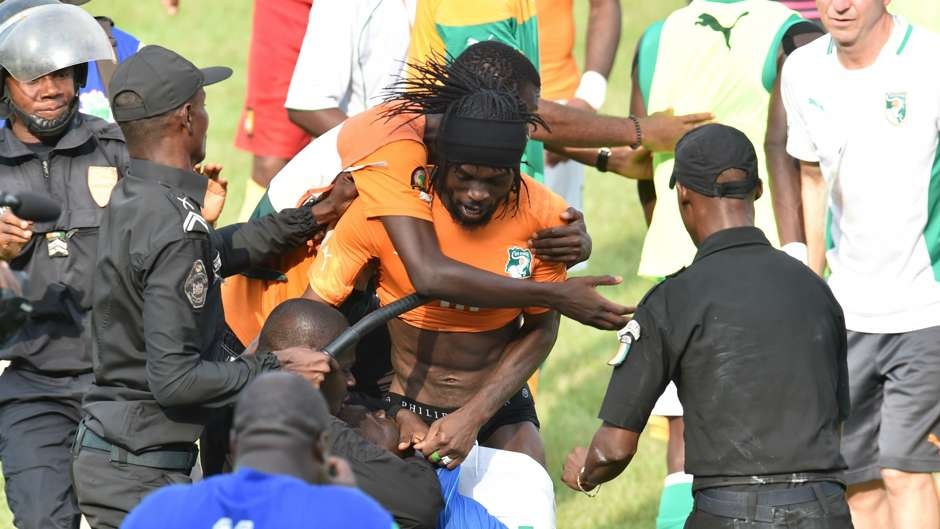 Trận hòa không bàn thắng giữa Bờ Biển Ngà và Cameroon tại vòng loại CAN 2015 khép lại theo kịch bản khiến những người làm bóng không khỏi suy nghĩ. Quá phấn khích khi đội nhà chính thức góp mặt tại vòng chung kết, fan Bờ Biển Ngà tràn xuống sân để ăn mừng cùng cầu thủ. Trong nỗ lực ngăn cản những kẻ quá khích, cảnh sát chống bạo động đã dùng dùi cui đánh cả cầu thủ lẫn CĐV. Tiền đạo Gervinho là một trong số những cầu thủ dính đòn của cảnh sát.