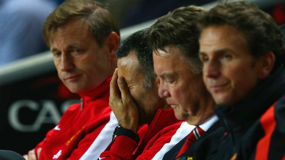 Trong trận đấu thuộc vòng 2 Cúp liên đoàn diễn ra ngày 27/8/2014, M.U đã gây thất vọng cùng cực khi bị đội bóng Hạng 3 MK Dons vùi dập với tỷ số 4 bàn không gỡ. Đây là một trong những thất bại đau đớn nhất đối với bầy Quỷ đỏ trong lịch sử 112 năm tồn tại của đội bóng.