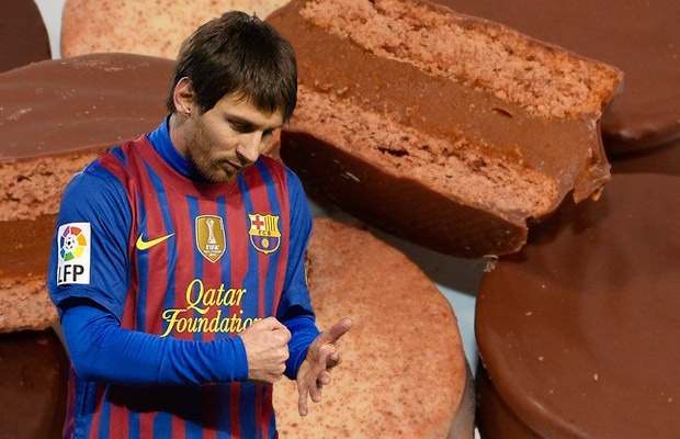 Khi còn là cậu bé, Messi được HLV đưa ra phần thưởng đặc biệt khi hứa cho ăn món alfaijor (một loại bánh ngọt của Argentina) cho mỗi bàn thắng. Thời điểm đó Messi thường xuyên ghi 5-6 bàn/trận. Tuy nhiên, từ khi Pep Guardiola lên dẫn dắt Barca, ông yêu cầu Messi chấm dứt tình trạng ăn đồ ngọt này vì cho rằng nó sẽ ảnh hưởng tới sức khỏe của anh. Từ đó, Messi ăn rau nhiều hơn, ít gặp chấn thương hơn. Hiện, cô bồ Antonella Rocuzzo đang học khóa nữ công gia chánh để trở thành chuyên gia dinh dưỡng cho Messi.