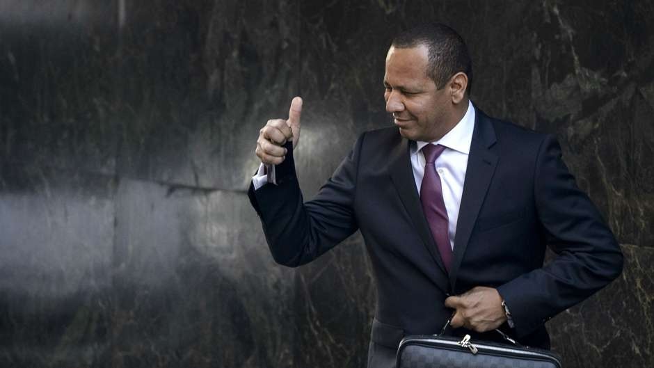 Chủ tịch Sandro Rosell của Barca buộc phải từ chức vì bị cáo buộc gian lận trong vụ chuyển nhượng Neymar. Báo chí Tây Ban Nha đưa tin trong khoản tiền 57 triệu euro mà Barca bỏ ra để hoàn tất thương vụ này, chỉ có 17 triệu được chuyển tới Santos, số còn lại chuyển thẳng vào tài khoản của bố Neymar. Đây là vụ lót tay cho người đại diện lớn nhất trong lịch sử bóng đá thế giới.