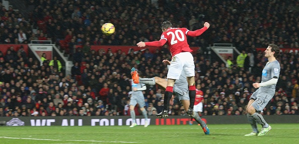 Van Persie tận dụng rất tốt đường chuyền của Rooney. Ảnh: Getty Images.