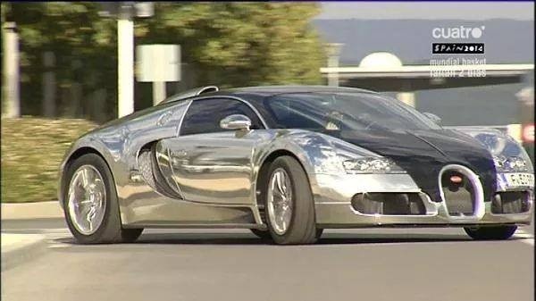 Hồi cuối tháng 8 vừa qua, Benzema đã khiến các đồng đội tại Real mắt tròn mắt dẹt khi lái chiếc Bugatti Veyron tới sân tập. Xế hộp này của chân sút người Pháp có giá 1,5 triệu bảng, nhưng vẫn đứng sau chiếc xe của đồng đội Ronaldo.