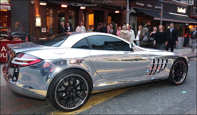 Diouf từng có tên trong danh sách ngôi sao bóng đá sở hữu những chiếc xe xấu nhất thế giới. Tuy nhiên, chắc chắn mọi người sẽ mê mẩn nếu nếu thấy chiếc The Mercedes-Benz SLR McLaren của cựu sao Bolton. Để sở hữu chiếc xế hộp này, chân sút người Senegal đã phải bỏ ra 420 nghìn bảng.