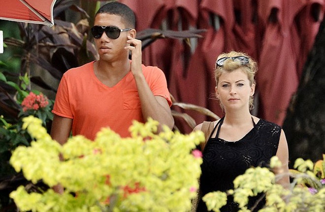 Smalling quen Sam Cooke năm 2012 khi anh vừa nổi trong màu áo Manchester United. Dù làm người mẫu cho các tạp chí dành cho nam giới như FHM, FRONT, Maxim, Loaded, Zoo và Nuts... song Sam không phải là cô gái lẳng lơ. Ngoài những buổi chụp hình, cô luôn dành thời gian để chăm sóc người tình trẻ tuổi, đặc biệt là những quãng thời gian hậu vệ của M.U dưỡng thương.