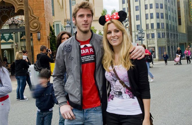 De Gea chính thức hẹn hò với cô ca sĩ người Tây Ban Nha hơn mình 5 tuổi từ khi anh còn đầu quân cho Ateltico Madrid. Sau hơn 4 năm, tình cảm giữa hai người vẫn không ngừng nảy nở. Tuy nhiên, thủ môn số 1 của Manchester United vẫn chưa có ý định đón nàng về dinh.