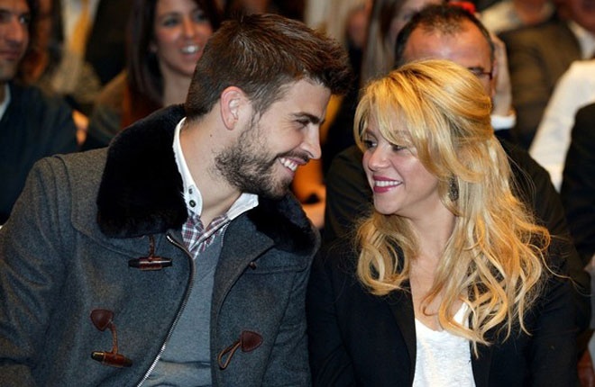 Không ít người hoài nghi về sự bền vững của mối tình chị em giữa Gerrard Pique và Shakira. Tuy nhiên, bất chấp khoảng cách 10 tuổi, trung vệ của Barca và ca sĩ bốc lửa người Colombia vẫn duy trì tình cảm thắm thiết suốt hơn 4 năm qua. Hiện hai người đã có con chung là cậu bé Milan Pique và chuẩn bị đón bé thứ 2.