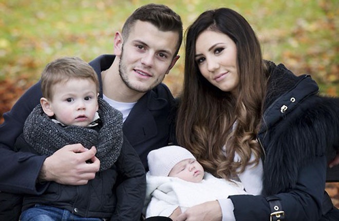 Wilshere và Lauren hẹ hò khi cả hai còn ở tuổi teen. Sau 7 gắn bó, cặp đôi này có với nhau 2 mặt con là bé trai Archie và bé gái Delilah. Tuy nhiên, tháng 8 vừa qua, Lauren quyết định chia tay người tình sau vụ ăn chơi của chàng phi công trẻ tại Las Vegas bị phơi bày trên mặt báo.