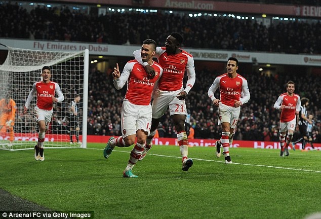 Sanchez - Welbeck - Giroud luôn đem lại mối lo thường trực cho tất cả các hàng phòng ngự. Sanchez là người có tốc độ, sức mạnh và kỹ thuật. Trong khi cả Welbeck lẫn Giroud là những cầu thủ có khả năng tỳ đè và chớp thời cơ rất tốt. Trong tổng số 34 bàn thắng của Arsenal, bộ ba này ghi dấu ấn tới 27 bàn gồm 19 bàn thắng và 8 pha kiến tạo.