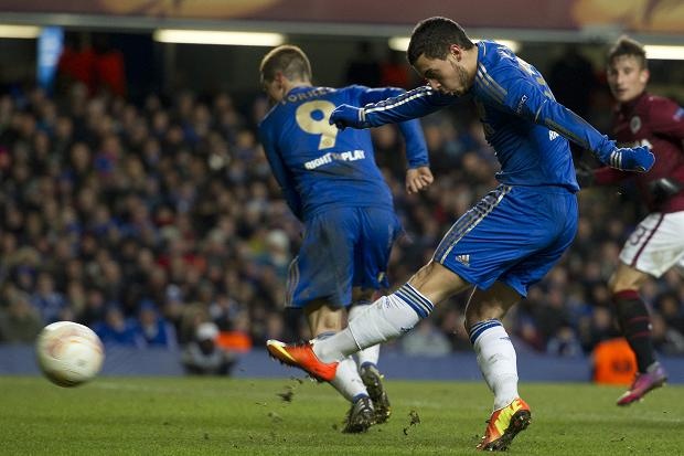 Hai mùa giải gần đây Hazard không ngừng tỏa sáng trong màu áo Chelsea. Tuyển thủ Bỉ sở hữu kỹ thuật và khả năng xử lý bóng tuyệt vời. Anh cũng có thể thi đấu ở mọi vị trí ở hàng tiền vệ như đá cánh hay kiến thiết. Để làm được điều đó, Hazard phải nhờ cậy vào đôi chân “tuy hai mà một” của mình.