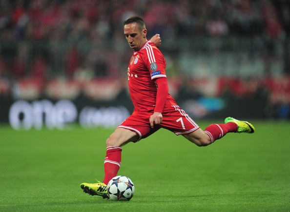 Ribery có thể thi đấu tốt ở cả hai cánh trong màu áo Bayern Munich cũng như đội tuyển Pháp trước đây. Để làm được điều đó, ngoài tốc độ và khả năng rê dắt, “gã mặt sẹo” còn phải nhờ cậy vào khả năng chuyền bóng và dứt điểm cực tốt bằng hai chân.