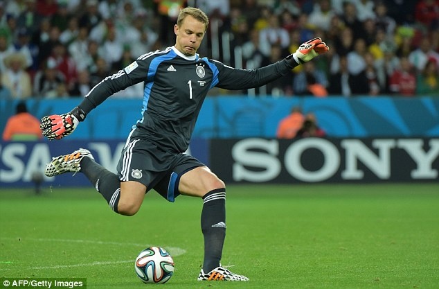 Nhắc đến Manuel Neuer, người hâm mộ nghĩ ngay đến một thủ môn tài ba với tài phán đoán, phản xạ và đọc tình huống tốt nhất thế giới hiện nay. Khả năng thi đấu như một trung vệ cũng là nét nổi bật của thủ thành người Đức. Tuy nhiên, có lẽ không nhiều người biết Neuer còn có thể chơi tốt bằng cả hai chân.