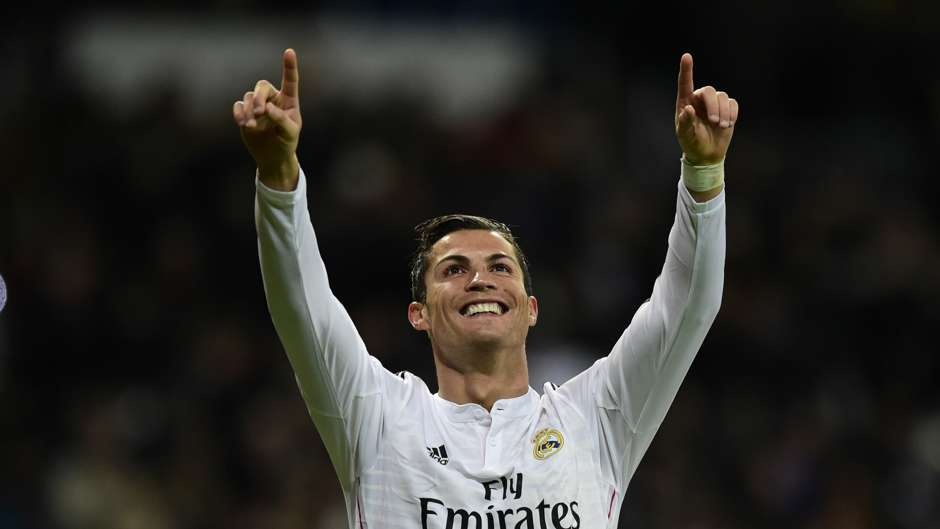 Chắc chắn Ronaldo không thể vắng mặt trong đội hình này. Siêu sao 29 tuổi trải qua một năm đầy rẫy danh hiệu cá nhân và tập thể, gần nhất là danh hiệu Cầu thủ xuất sắc nhất do Globe Soccer bình chọn. Tuy nhiên, CR7 vẫn phải đón nhận một nốt trầm khi đội tuyển Bồ Đào Nha của anh không thi đấu thành công tại World Cup.