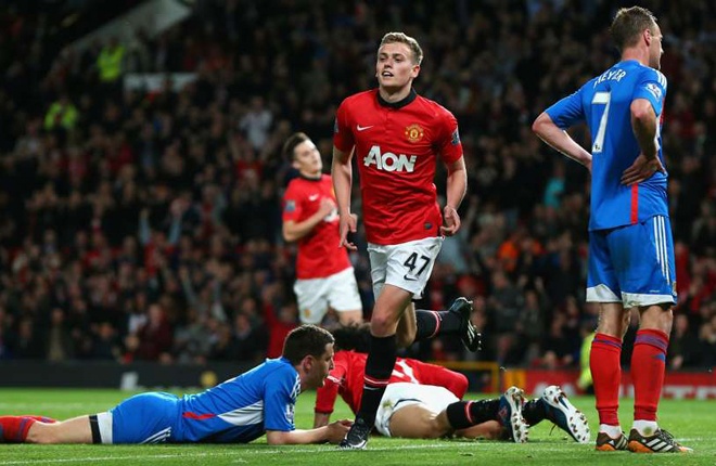 Ryan Giggs luôn đặt niềm tin vào các cầu thủ trẻ trong khoảng thời gian tạm tiếp quản ghế nóng tại Old Trafford thay David Moyes. Một trong số cầu thủ trẻ M.U được trao cơ hội là tiền đạo trẻ James Wilson. Đáp lại sự kỳ vọng của Giggs, tiền đạo 19 tuổi lập cú đúp ngay trong trận ra mắt, giúp M.U hạ gục Hull City 3-1 ở trận đấu cuối mùa trước.