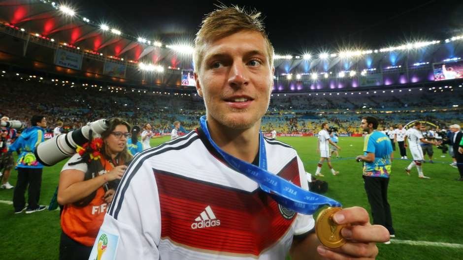 Dù khoác áo Bayern, Real hay đội tuyển Đức, Kroos cũng luôn cho thấy anh chính là mắt xích quan trọng nhất. Sau khi giành Bundesliga và cúp QG Đức cùng Bayern, tiền vệ 24 tuổi tiếp tục lên đỉnh thế gới cùng tuyển Đức. Trong nửa mùa đầu khoác áo Real Madrid, Kroos cũng gây ấn tượng mạnh khi giúp Kền kền trắng thẳng tiến trên mọi mặt trận.
